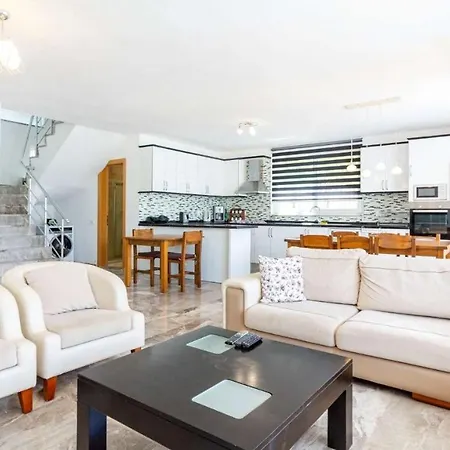 In Sleeps 8 Includes Swimming Pool Air Con And Wifi 5