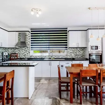 ヴィラ In Sleeps 8 Includes Swimming Pool Air Con And Wifi 5
