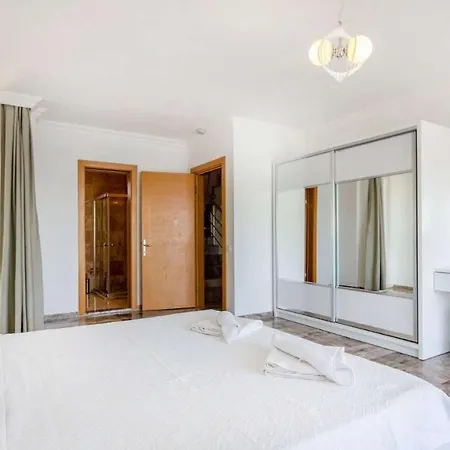 In Sleeps 8 Includes Swimming Pool Air Con And Wifi 5 *