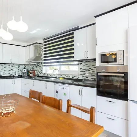 In Sleeps 8 Includes Swimming Pool Air Con And Wifi 5 ヴィラ